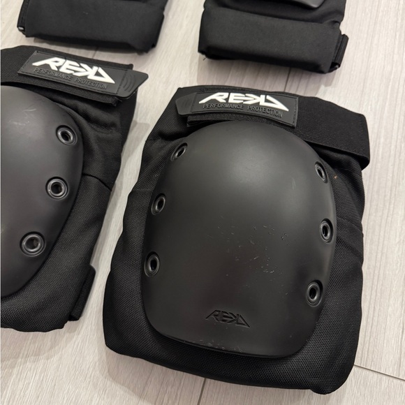 REKD Skate pads - Elbow and Knee pads set - Picture 3 of 11